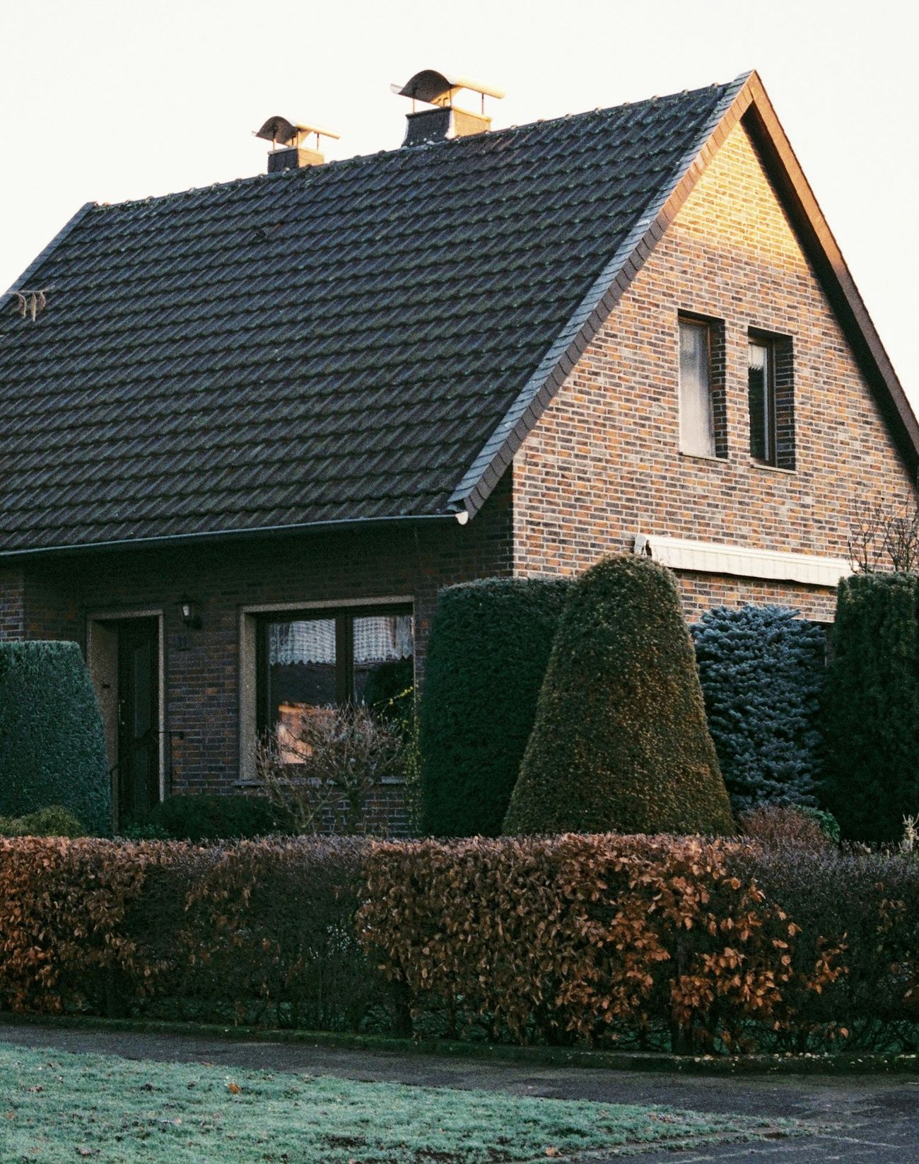 Klinkerhaus mit dunkel gedecktem Satteldach
