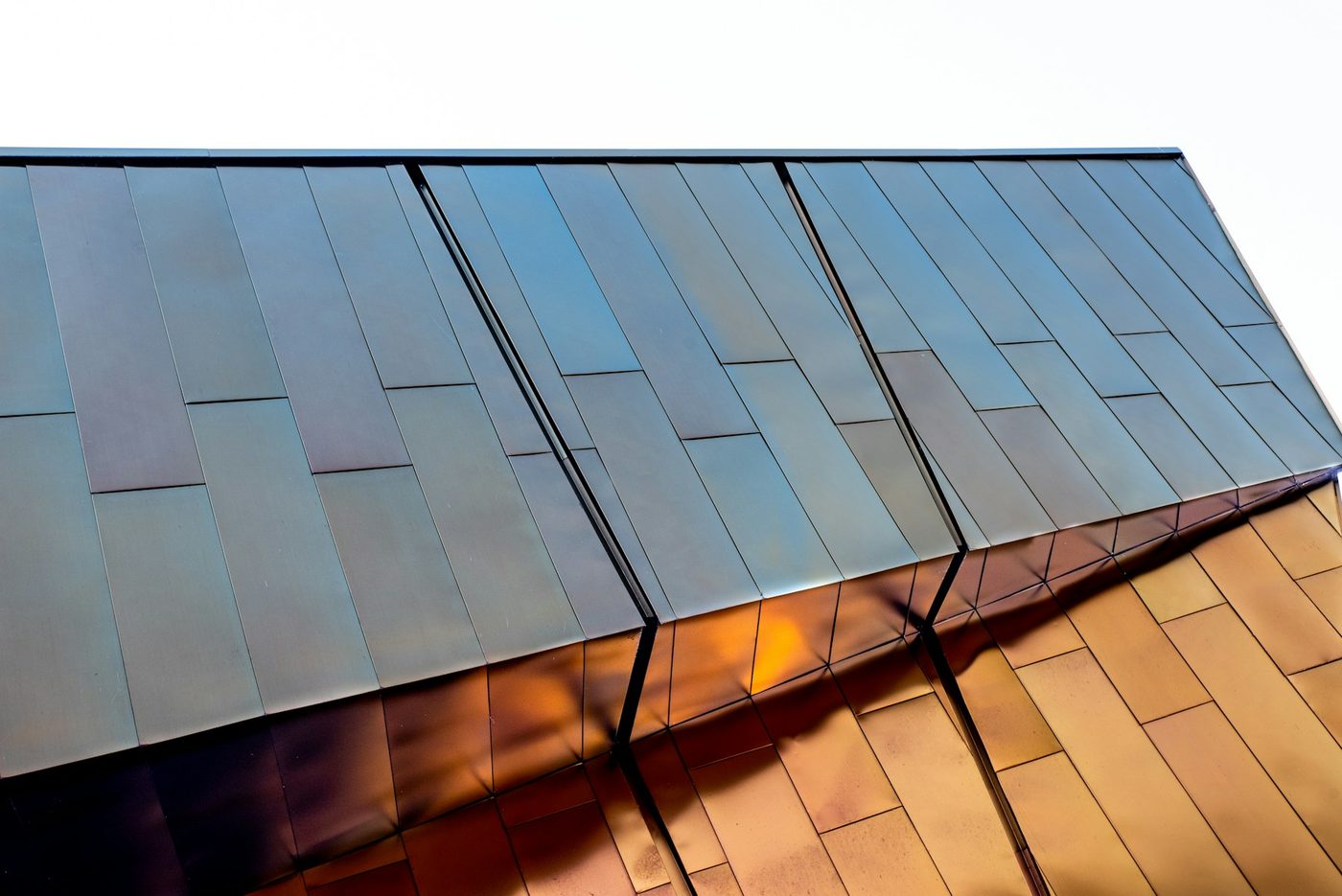 Fassade aus Kupferblech im Streiflicht